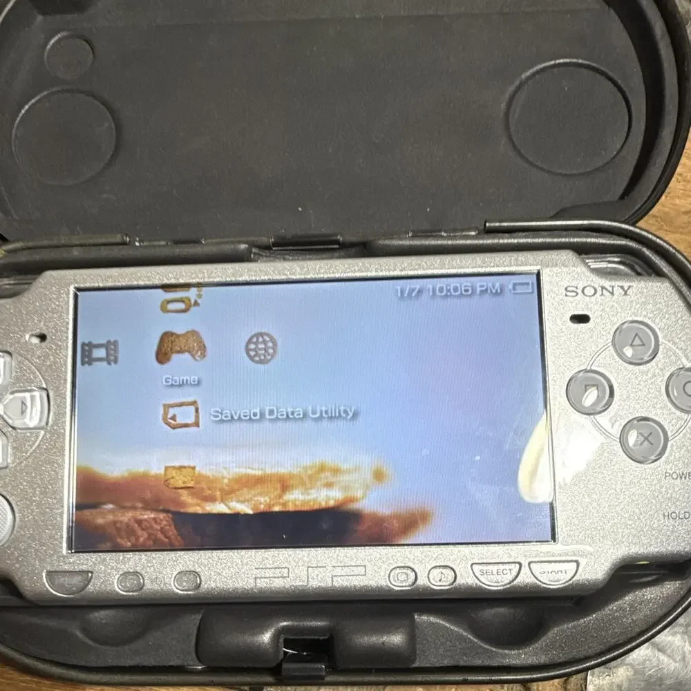 Sony PSP-2000 Silver Handheld System Console w/ Case Charger - WORKING